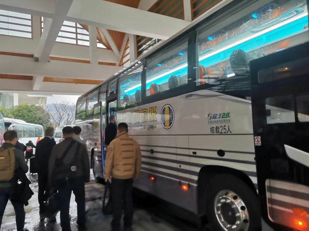 德国前总统武尔夫在张家界,竟被苏州金龙新V系客车 “圈粉”? - 第4张 - 提加商用车网 德国前总统武尔夫在张家界,竟被苏州金龙新V系客车 “圈粉”? - 第4张