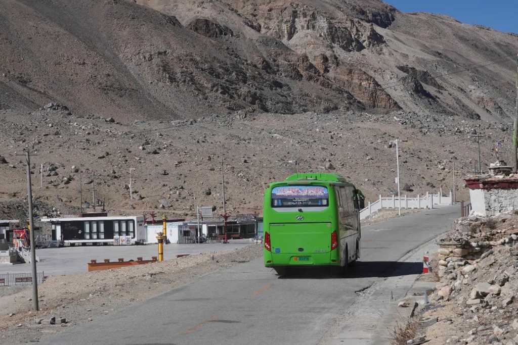 世界之巅迎来“绿色使者”—苏州金龙海格纯电动摆渡巴士,8848.86米下的环保奇迹! - 第5张 - 提加商用车网 世界之巅迎来“绿色使者”—苏州金龙海格纯电动摆渡巴士,8848.86米下的环保奇迹! - 第5张