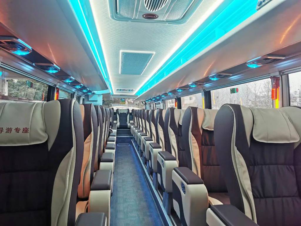 德国前总统武尔夫在张家界,竟被苏州金龙新V系客车 “圈粉”? - 第5张 - 提加商用车网 德国前总统武尔夫在张家界,竟被苏州金龙新V系客车 “圈粉”? - 第5张