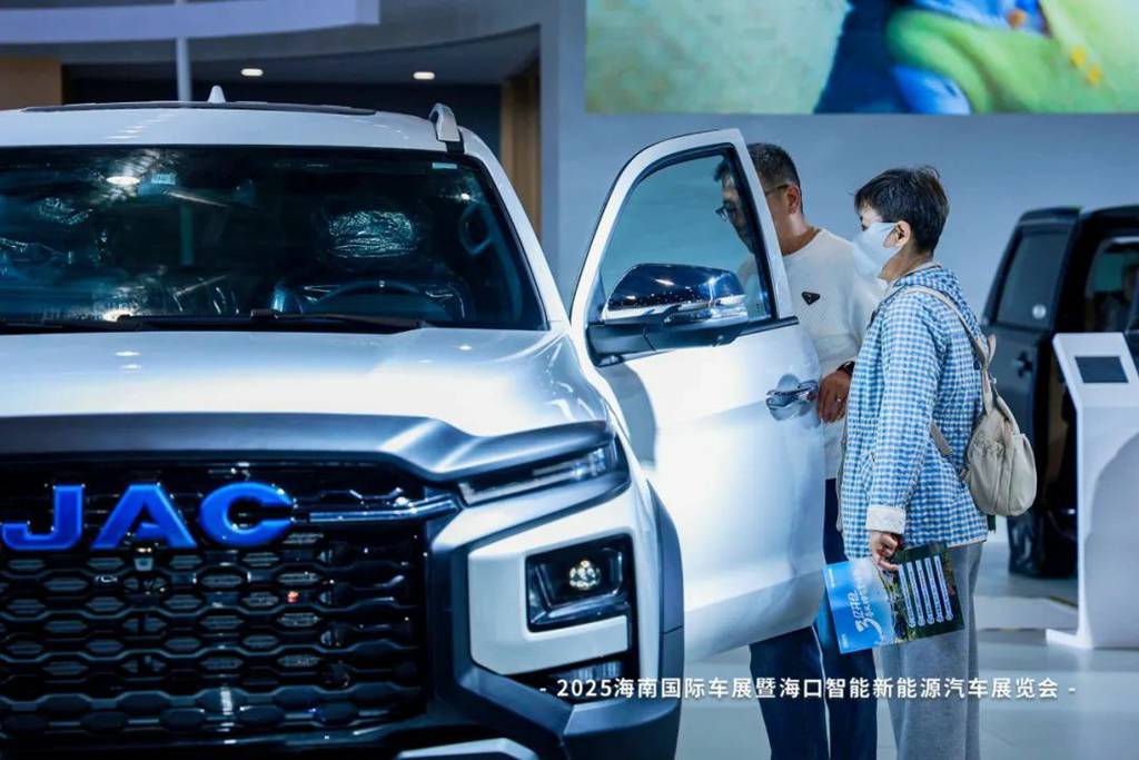 江淮皮卡旗下中国首款非承载式纯电智能四驱皮卡——全新悍途EV亮相2025海南车展 - 第5张 - 提加商用车网 江淮皮卡旗下中国首款非承载式纯电智能四驱皮卡——全新悍途EV亮相2025海南车展 - 第5张