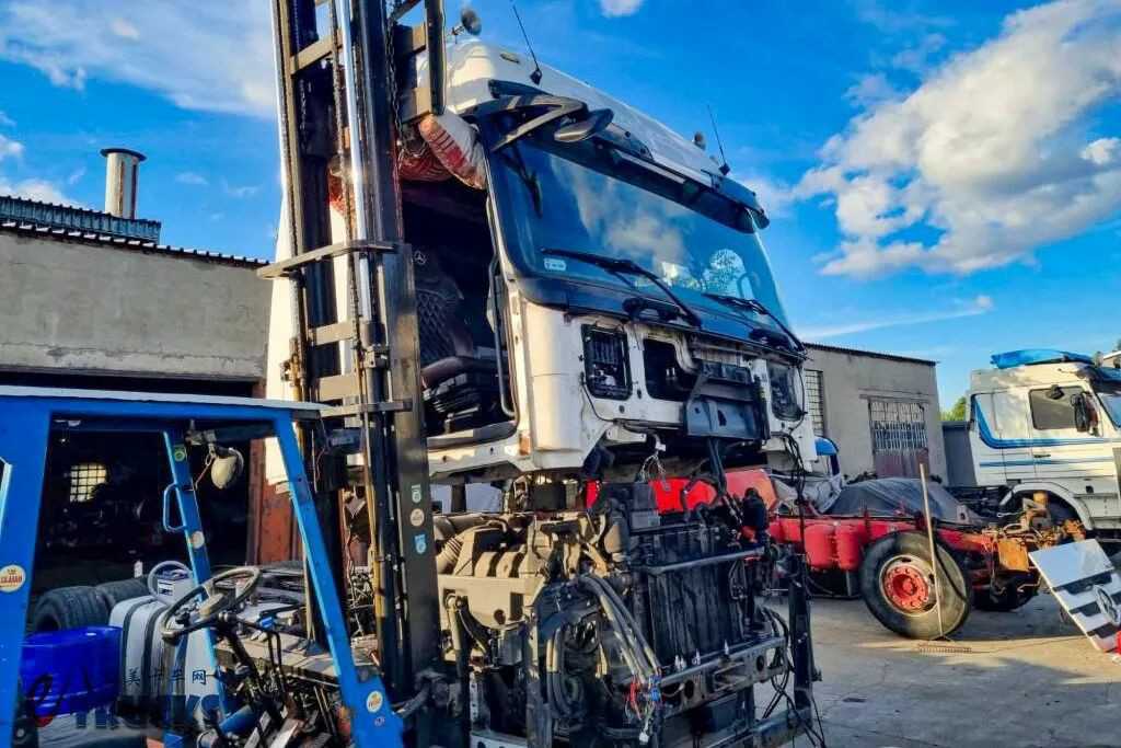 15年前的奔驰顶级旗舰!全球限量500台,奔驰Actros White Liner限量版卡车实拍 - 第6张 - 提加商用车网 15年前的奔驰顶级旗舰!全球限量500台,奔驰Actros White Liner限量版卡车实拍 - 第6张