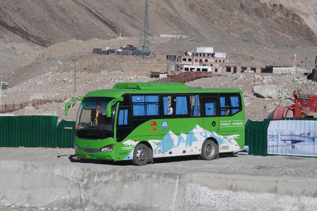 世界之巅迎来“绿色使者”—苏州金龙海格纯电动摆渡巴士,8848.86米下的环保奇迹! - 第6张 - 提加商用车网 世界之巅迎来“绿色使者”—苏州金龙海格纯电动摆渡巴士,8848.86米下的环保奇迹! - 第6张