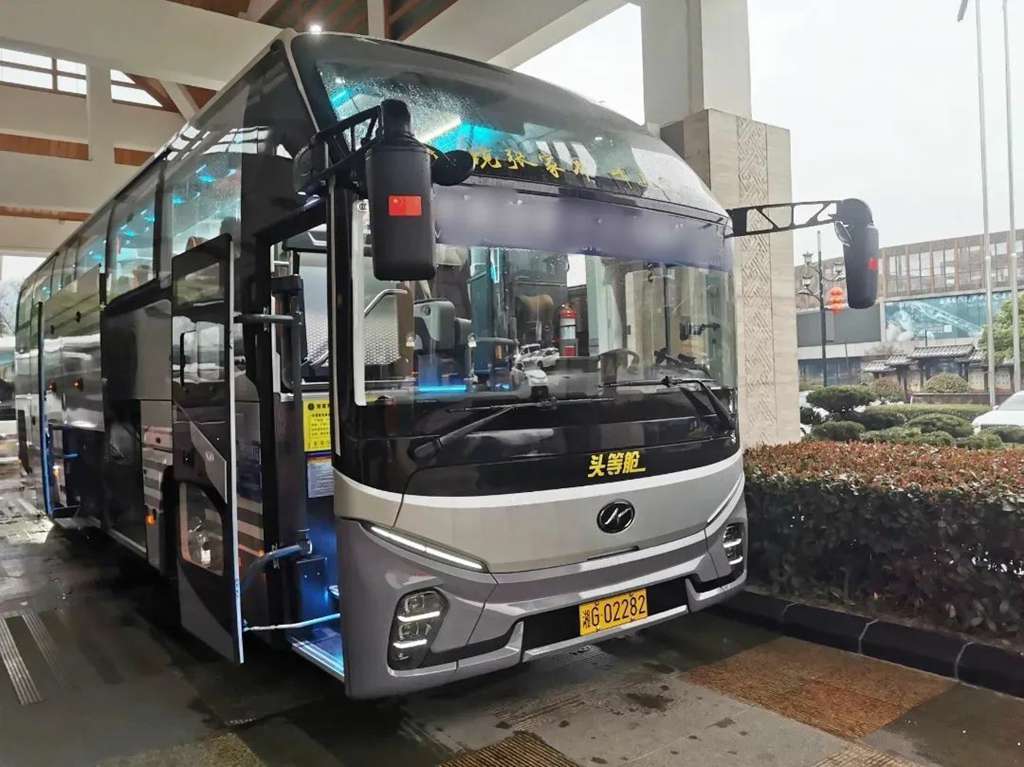 德国前总统武尔夫在张家界,竟被苏州金龙新V系客车 “圈粉”? - 第6张 - 提加商用车网 德国前总统武尔夫在张家界,竟被苏州金龙新V系客车 “圈粉”? - 第6张