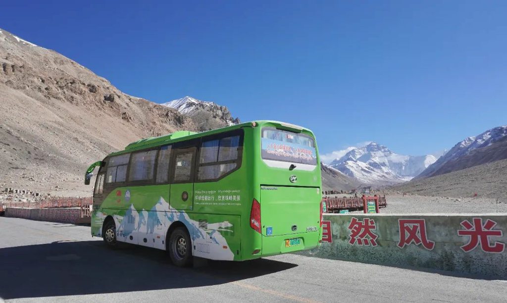 世界之巅迎来“绿色使者”—苏州金龙海格纯电动摆渡巴士,8848.86米下的环保奇迹! - 第7张 - 提加商用车网 世界之巅迎来“绿色使者”—苏州金龙海格纯电动摆渡巴士,8848.86米下的环保奇迹! - 第7张