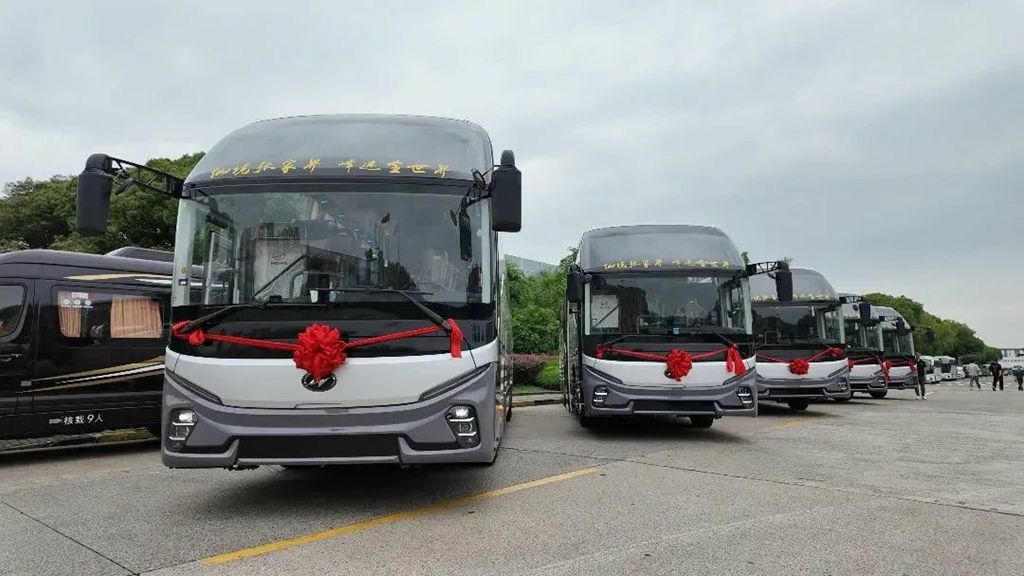 德国前总统武尔夫在张家界,竟被苏州金龙新V系客车 “圈粉”? - 第7张 - 提加商用车网 德国前总统武尔夫在张家界,竟被苏州金龙新V系客车 “圈粉”? - 第7张