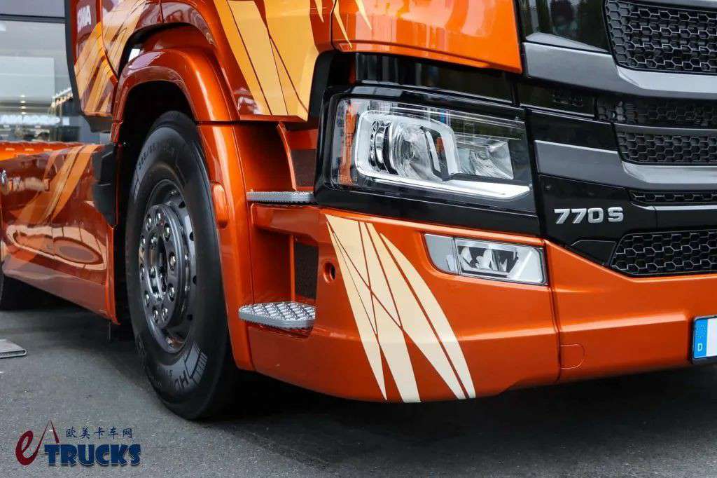 全球限量50台!凤凰般火红外观结合V8发动机,斯堪尼亚530 S Fire Edition限量版牵引车实拍 - 第8张 - 提加商用车网 全球限量50台!凤凰般火红外观结合V8发动机,斯堪尼亚530 S Fire Edition限量版牵引车实拍 - 第8张