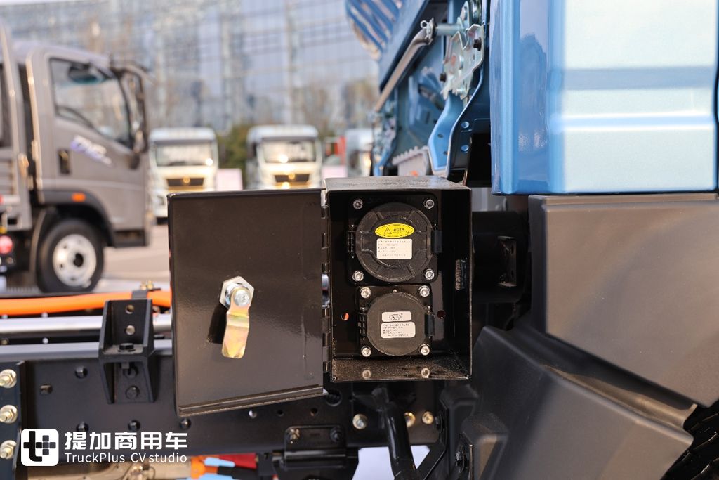 车高2.02米,续航还有200公里,能下地库的重汽悍将M蓝立方实拍 - 第10张 - 提加商用车网 车高2.02米,续航还有200公里,能下地库的重汽悍将M蓝立方实拍 - 第10张