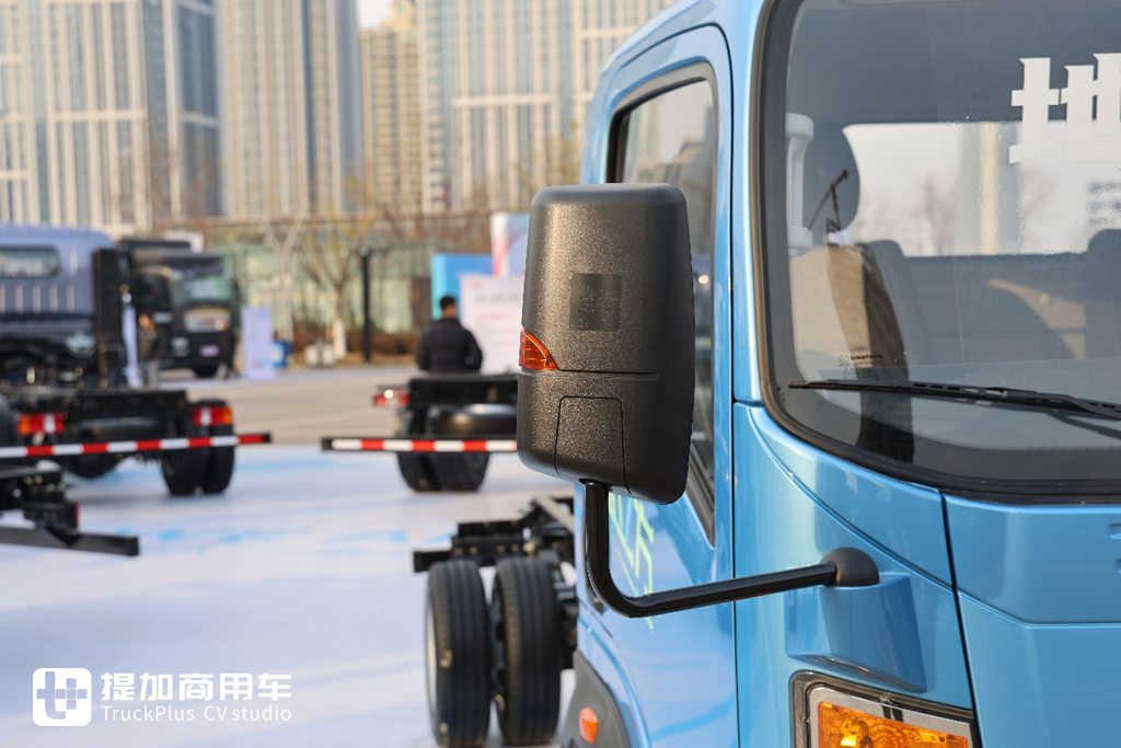 车高2.02米,续航还有200公里,能下地库的重汽悍将M蓝立方实拍 - 第4张 - 提加商用车网 车高2.02米,续航还有200公里,能下地库的重汽悍将M蓝立方实拍 - 第4张