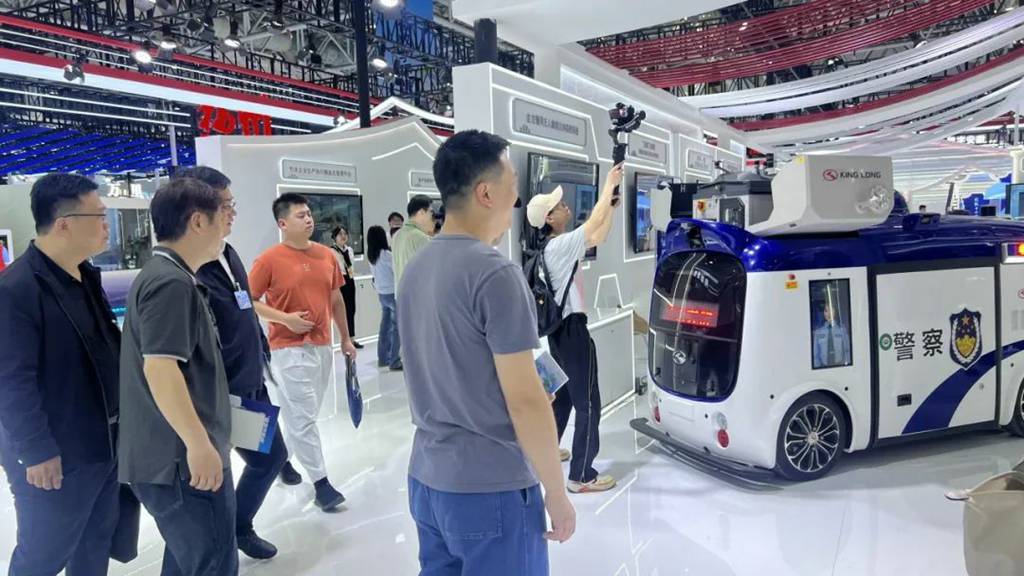 共赴数字盛宴，金龙智慧交通闪耀数字峰会 - 第2张