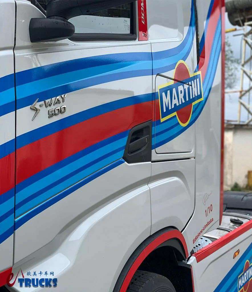 身披MARTINI经典涂装,全球限量十台,依维柯S-Way特别版牵引车实拍 - 第11张 - 提加商用车网 身披MARTINI经典涂装,全球限量十台,依维柯S-Way特别版牵引车实拍 - 第11张