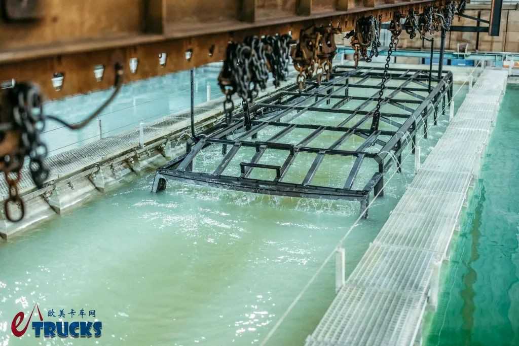 曼恩TGM四驱底盘打造,能拉35人去越野!Torsus Praetorian越野巴士见过没? - 第12张 - 提加商用车网 曼恩TGM四驱底盘打造,能拉35人去越野!Torsus Praetorian越野巴士见过没? - 第12张