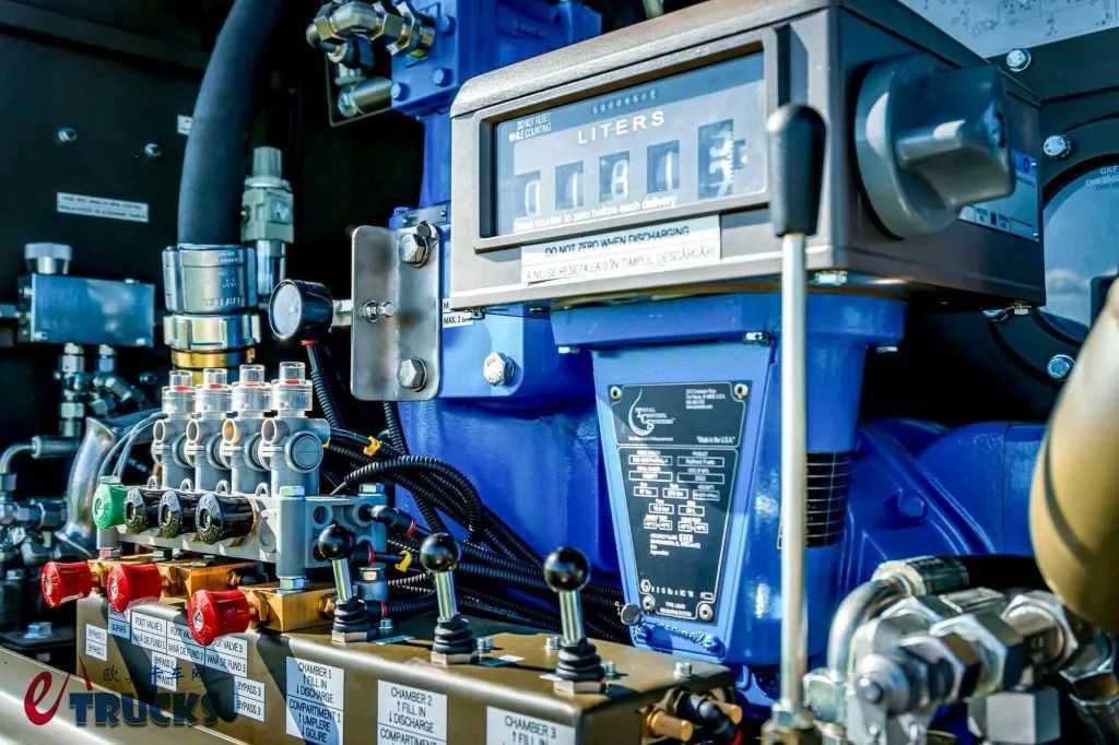 8×8超强越野底盘,能拉1.5万升燃油?太脱拉Phoenix凤凰军用油罐车实拍 - 第14张 - 提加商用车网 8×8超强越野底盘,能拉1.5万升燃油?太脱拉Phoenix凤凰军用油罐车实拍 - 第14张