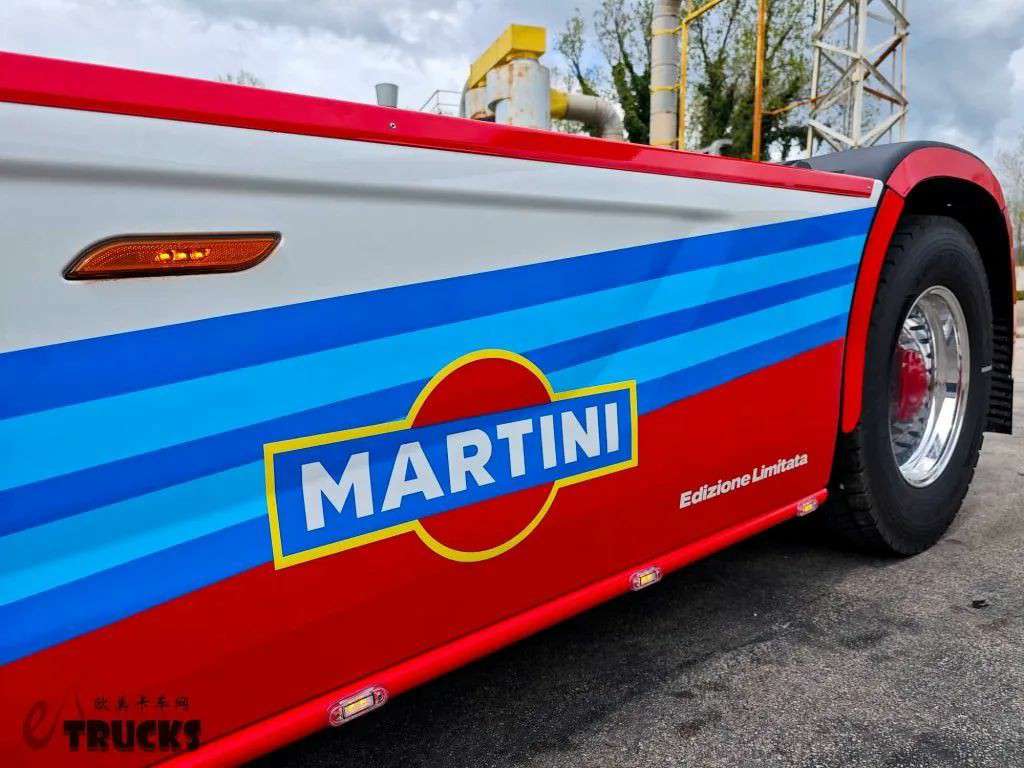 身披MARTINI经典涂装,全球限量十台,依维柯S-Way特别版牵引车实拍 - 第14张 - 提加商用车网 身披MARTINI经典涂装,全球限量十台,依维柯S-Way特别版牵引车实拍 - 第14张