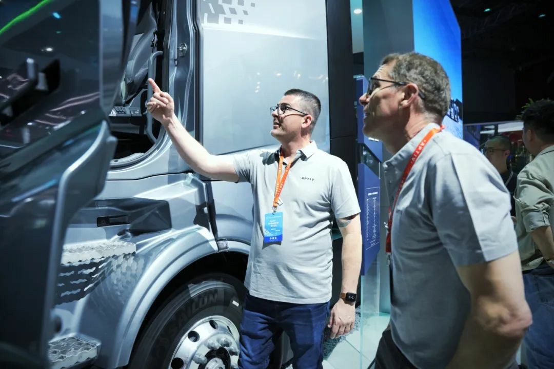 撒贝宁直呼“不一般”,竟是远程星瀚H这台国产新能源重卡! - 第5张 - 提加商用车网 撒贝宁直呼“不一般”,竟是远程星瀚H这台国产新能源重卡! - 第5张