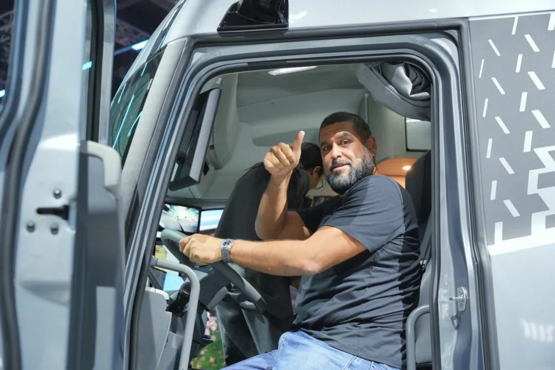 撒贝宁直呼“不一般”,竟是远程星瀚H这台国产新能源重卡! - 第2张 - 提加商用车网 撒贝宁直呼“不一般”,竟是远程星瀚H这台国产新能源重卡! - 第2张