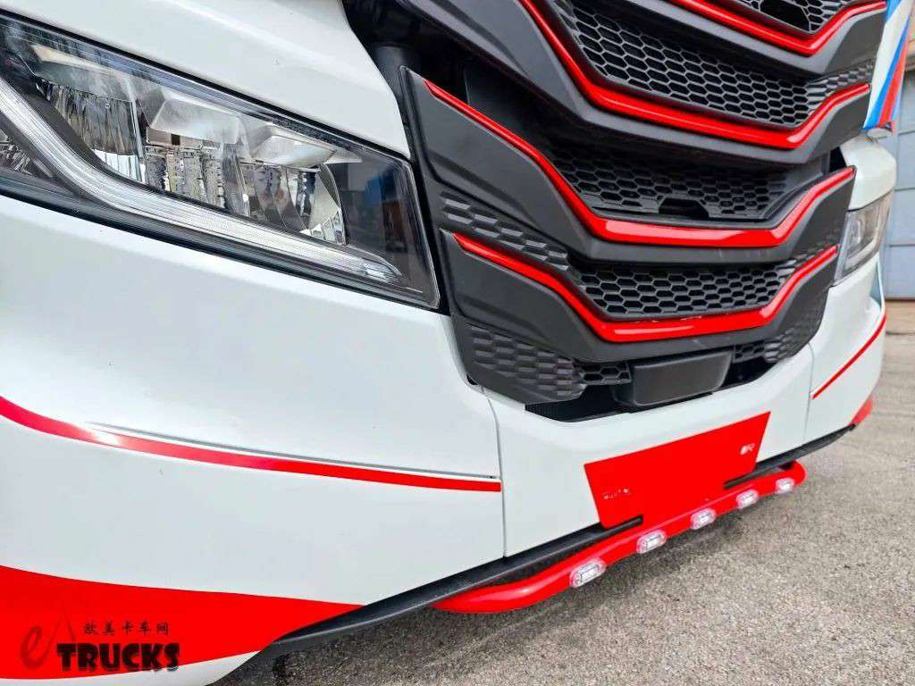 身披MARTINI经典涂装,全球限量十台,依维柯S-Way特别版牵引车实拍 - 第5张 - 提加商用车网 身披MARTINI经典涂装,全球限量十台,依维柯S-Way特别版牵引车实拍 - 第5张