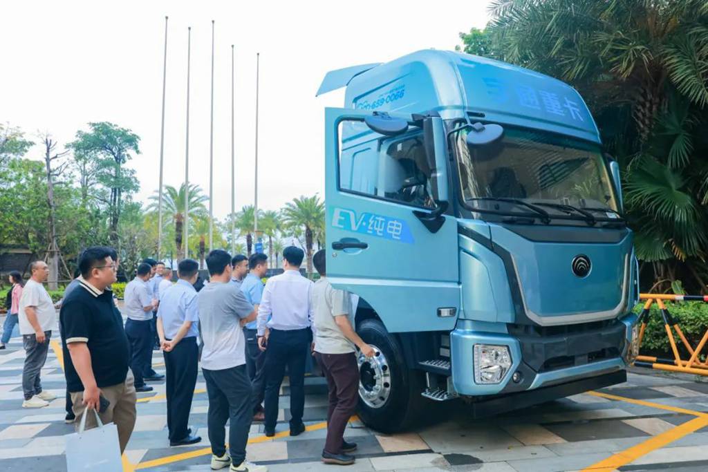 宇通重卡2025款新品亮相厦门,为东南沿海枢纽注入绿色动力 - 第8张 - 提加商用车网 宇通重卡2025款新品亮相厦门,为东南沿海枢纽注入绿色动力 - 第8张