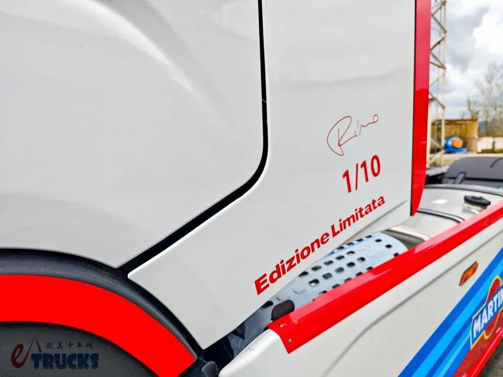 身披MARTINI经典涂装,全球限量十台,依维柯S-Way特别版牵引车实拍 - 第10张 - 提加商用车网 身披MARTINI经典涂装,全球限量十台,依维柯S-Way特别版牵引车实拍 - 第10张