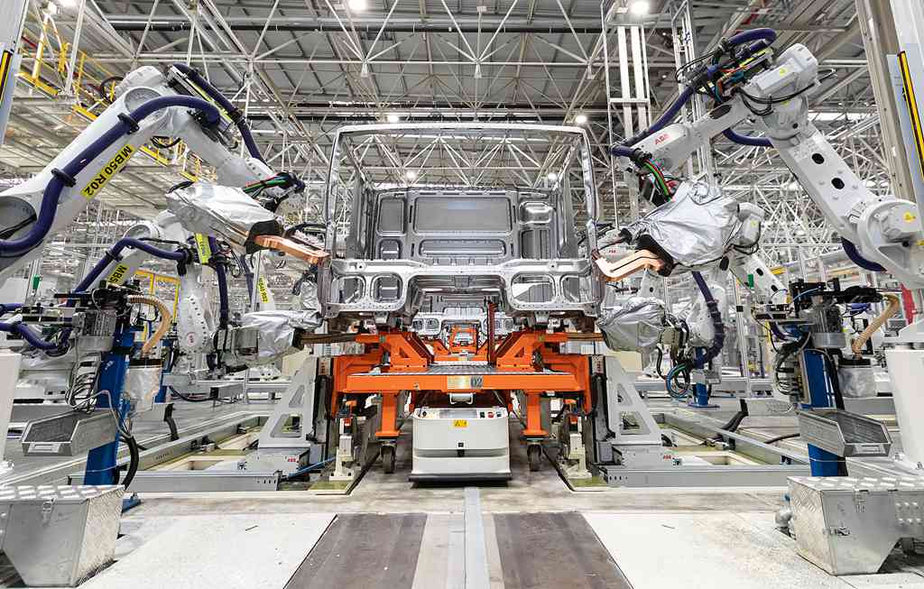 中国重汽智能工厂:“新劳模”领航,智造引擎全速驱动! - 第2张 - 提加商用车网 中国重汽智能工厂:“新劳模”领航,智造引擎全速驱动! - 第2张