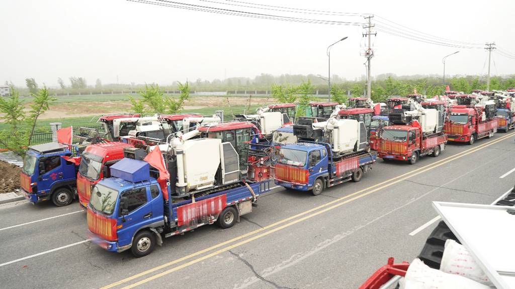 吹响丰收“冲锋号”,收割机驻马店出征仪式圆满举行 - 第3张 - 提加商用车网 吹响丰收“冲锋号”,收割机驻马店出征仪式圆满举行 - 第3张