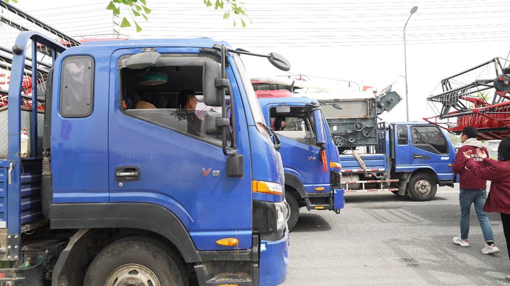 吹响丰收“冲锋号”,收割机驻马店出征仪式圆满举行 - 第4张 - 提加商用车网 吹响丰收“冲锋号”,收割机驻马店出征仪式圆满举行 - 第4张