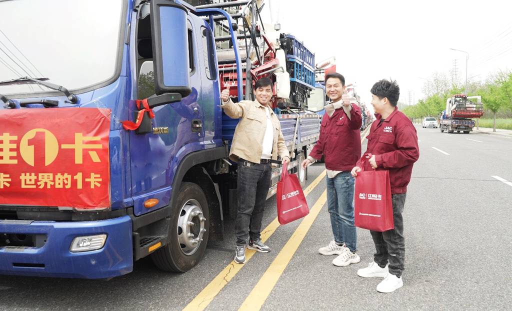 吹响丰收“冲锋号”,收割机驻马店出征仪式圆满举行 - 第8张 - 提加商用车网 吹响丰收“冲锋号”,收割机驻马店出征仪式圆满举行 - 第8张