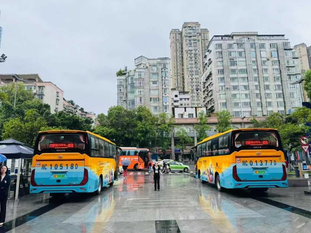 自带 IP 流量！苏州金龙新 V 系客车成自贡城市新名片 - 第2张