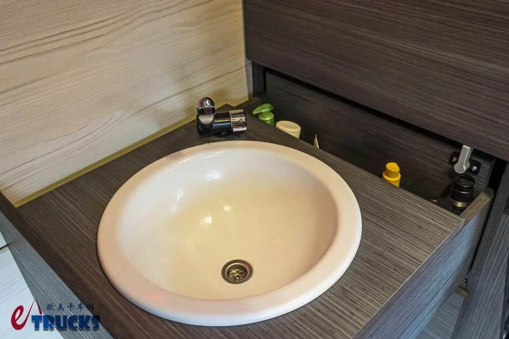 能热饭能洗漱，专为单人驾驶打造，雷诺T-High生活舱牵引车了解一下！ - 第14张