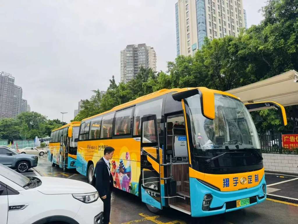 自带 IP 流量！苏州金龙新 V 系客车成自贡城市新名片 - 第4张