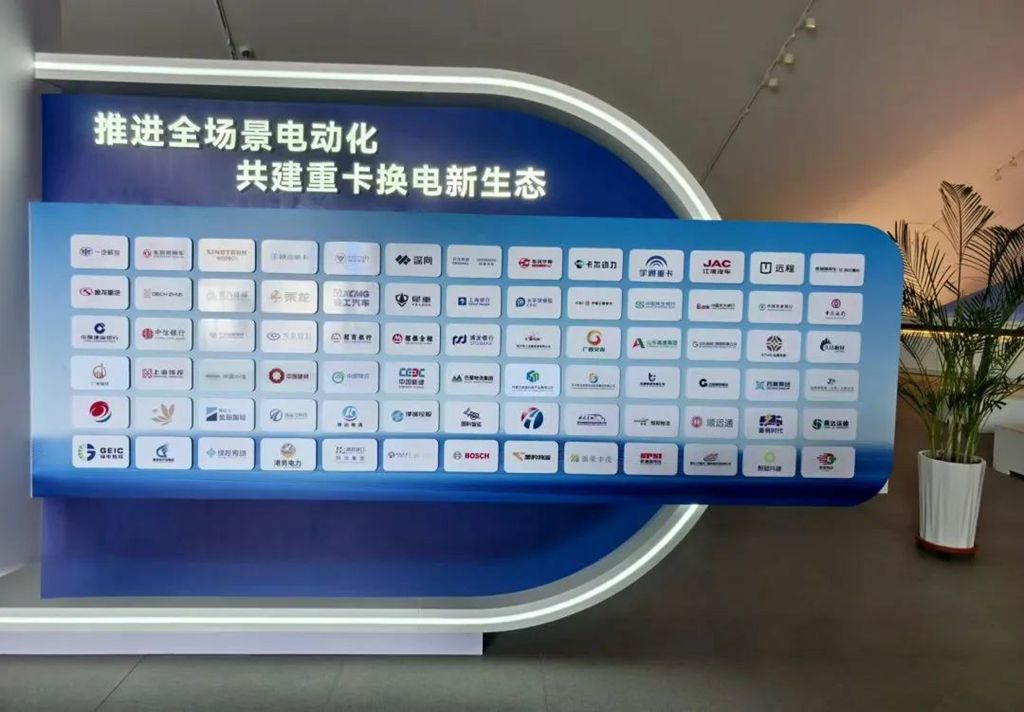 东风华神HS7E牵引车:重卡电动化时代的先锋利器! - 第6张 - 提加商用车网 东风华神HS7E牵引车:重卡电动化时代的先锋利器! - 第6张