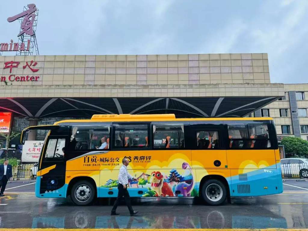 自带 IP 流量！苏州金龙新 V 系客车成自贡城市新名片 - 第5张