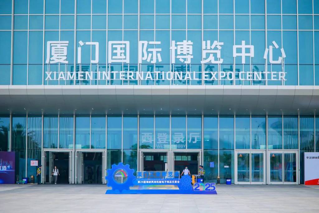 金龙氢能重卡闪耀工博会,彰显硬核实力 - 第1张 - 提加商用车网 金龙氢能重卡闪耀工博会,彰显硬核实力 - 第1张