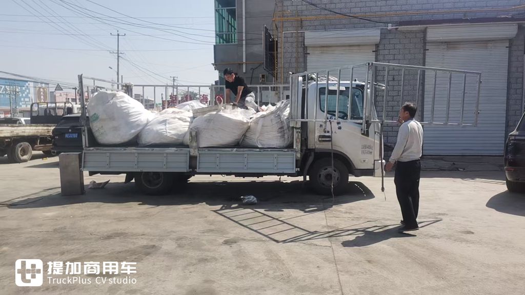 王世元的货运搭档:宽体领航大G-LNG轻卡开启高效运输新体验 - 第2张 - 提加商用车网 王世元的货运搭档:宽体领航大G-LNG轻卡开启高效运输新体验 - 第2张