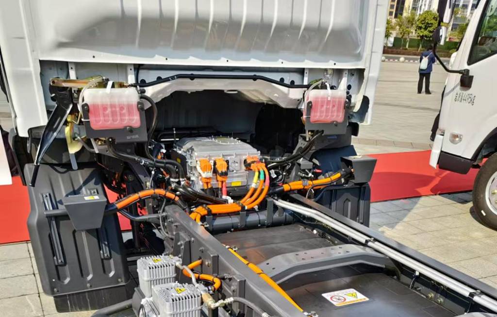 450km超长续航!乘龙L2V大电量轻卡城配运输无忧 - 第2张 - 提加商用车网 450km超长续航!乘龙L2V大电量轻卡城配运输无忧 - 第2张