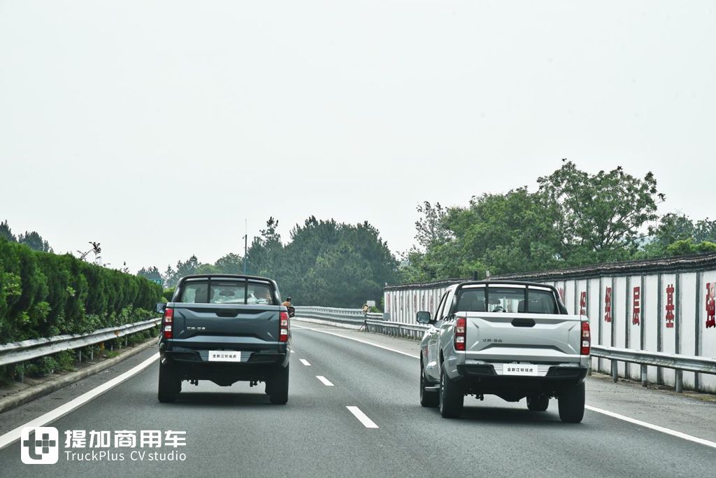 蓝焰动力+乘用化座舱!全新江铃域虎试驾:皮卡的“情绪价值”时代来了 - 第5张 - 提加商用车网 蓝焰动力+乘用化座舱!全新江铃域虎试驾:皮卡的“情绪价值”时代来了 - 第5张