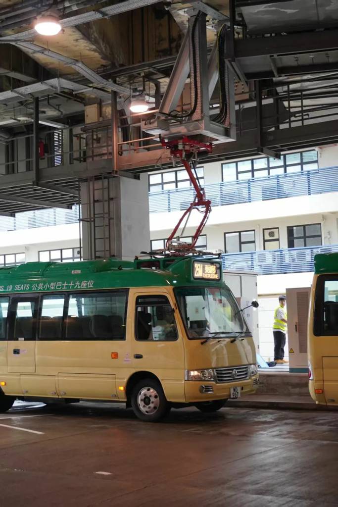 首批集电弓小巴闪耀香港 金旅纯电考斯特开启5分钟快充新纪元 - 第2张 - 提加商用车网 首批集电弓小巴闪耀香港 金旅纯电考斯特开启5分钟快充新纪元 - 第2张