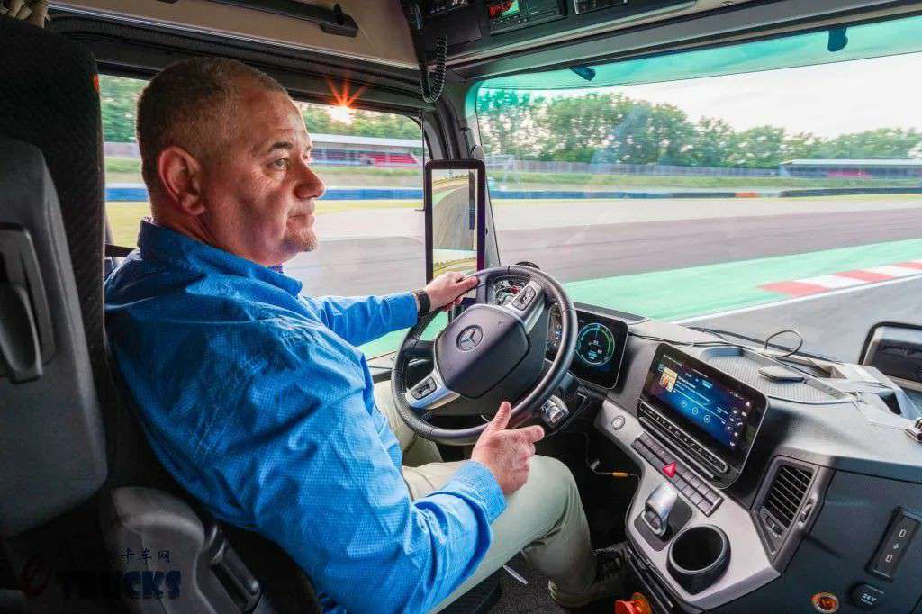 不间断倒车124.7公里!刷新吉尼斯世界纪录,奔驰携eActros 600长途电动重卡挑战极限 - 第2张 - 提加商用车网 不间断倒车124.7公里!刷新吉尼斯世界纪录,奔驰携eActros 600长途电动重卡挑战极限 - 第2张
