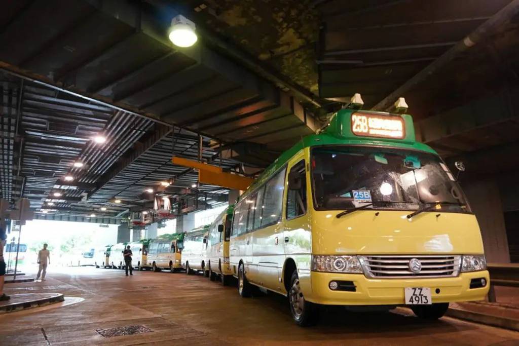 首批集电弓小巴闪耀香港 金旅纯电考斯特开启5分钟快充新纪元 - 第3张 - 提加商用车网 首批集电弓小巴闪耀香港 金旅纯电考斯特开启5分钟快充新纪元 - 第3张