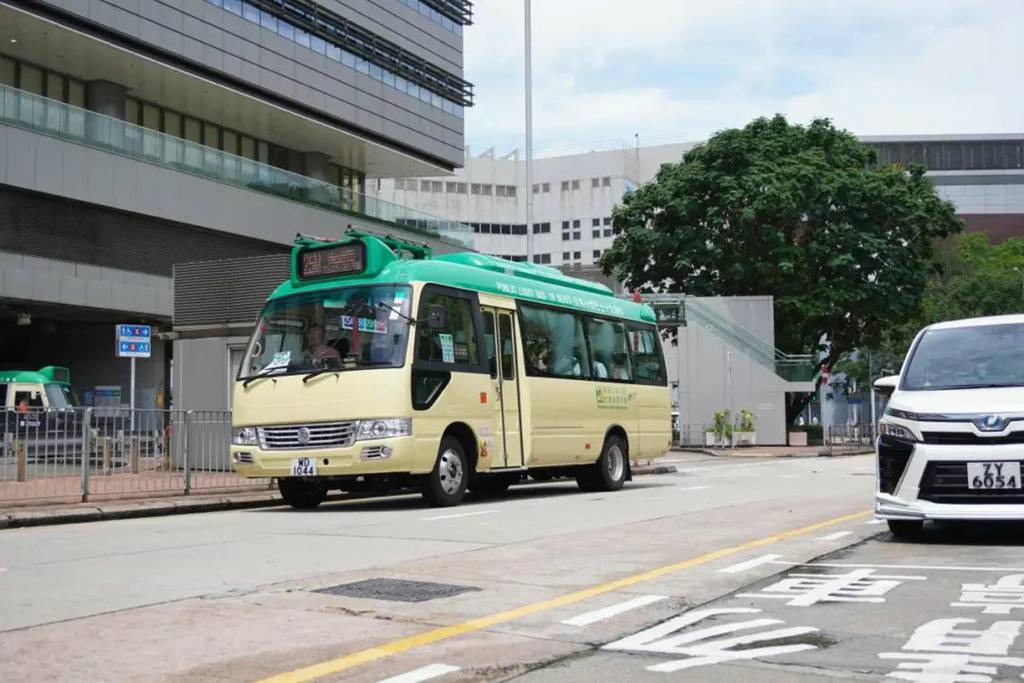 首批集电弓小巴闪耀香港 金旅纯电考斯特开启5分钟快充新纪元 - 第1张 - 提加商用车网 首批集电弓小巴闪耀香港 金旅纯电考斯特开启5分钟快充新纪元 - 第1张