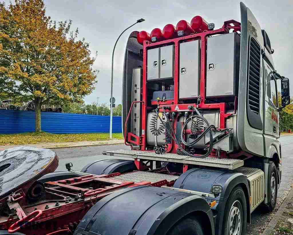 牵引车后还带“挂车桥”?风电运输利器,这台奔驰Actros大件牵引车不一样 - 第9张 - 提加商用车网 牵引车后还带“挂车桥”?风电运输利器,这台奔驰Actros大件牵引车不一样 - 第9张