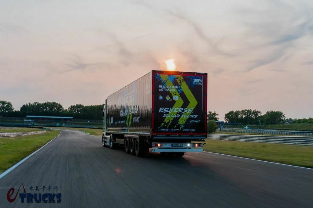 不间断倒车124.7公里!刷新吉尼斯世界纪录,奔驰携eActros 600长途电动重卡挑战极限 - 第10张 - 提加商用车网 不间断倒车124.7公里!刷新吉尼斯世界纪录,奔驰携eActros 600长途电动重卡挑战极限 - 第10张