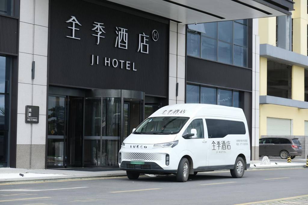 兄弟创业开酒店:选聚星EV当接驳车,客人从机场出来就说“这趟值了” - 第1张 - 提加商用车网 兄弟创业开酒店:选聚星EV当接驳车,客人从机场出来就说“这趟值了” - 第1张