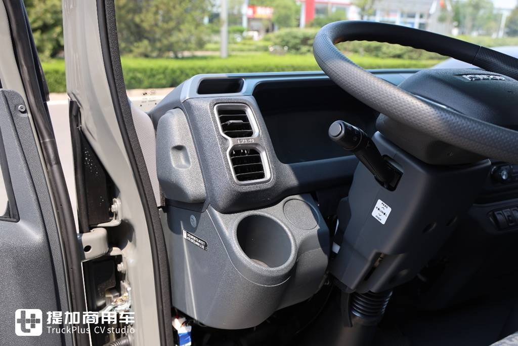 宽体驾驶室,高端双排轻卡的标杆,实拍庆铃五十铃KV100双排轻卡 - 第10张 - 提加商用车网 宽体驾驶室,高端双排轻卡的标杆,实拍庆铃五十铃KV100双排轻卡 - 第10张