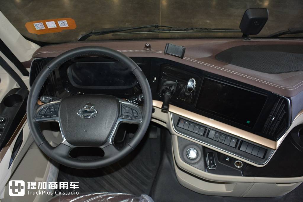 节气5%,高端燃气车新体验,乘龙HK 630马力LNG牵引车实拍 - 第10张 - 提加商用车网 节气5%,高端燃气车新体验,乘龙HK 630马力LNG牵引车实拍 - 第10张