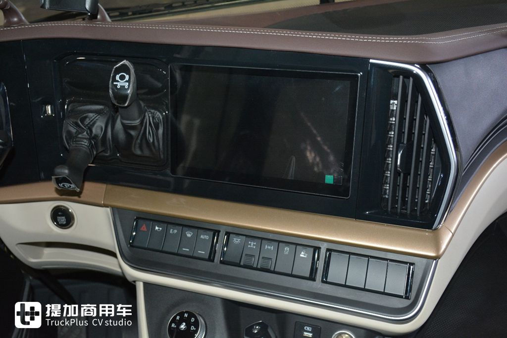 节气5%,高端燃气车新体验,乘龙HK 630马力LNG牵引车实拍 - 第11张 - 提加商用车网 节气5%,高端燃气车新体验,乘龙HK 630马力LNG牵引车实拍 - 第11张