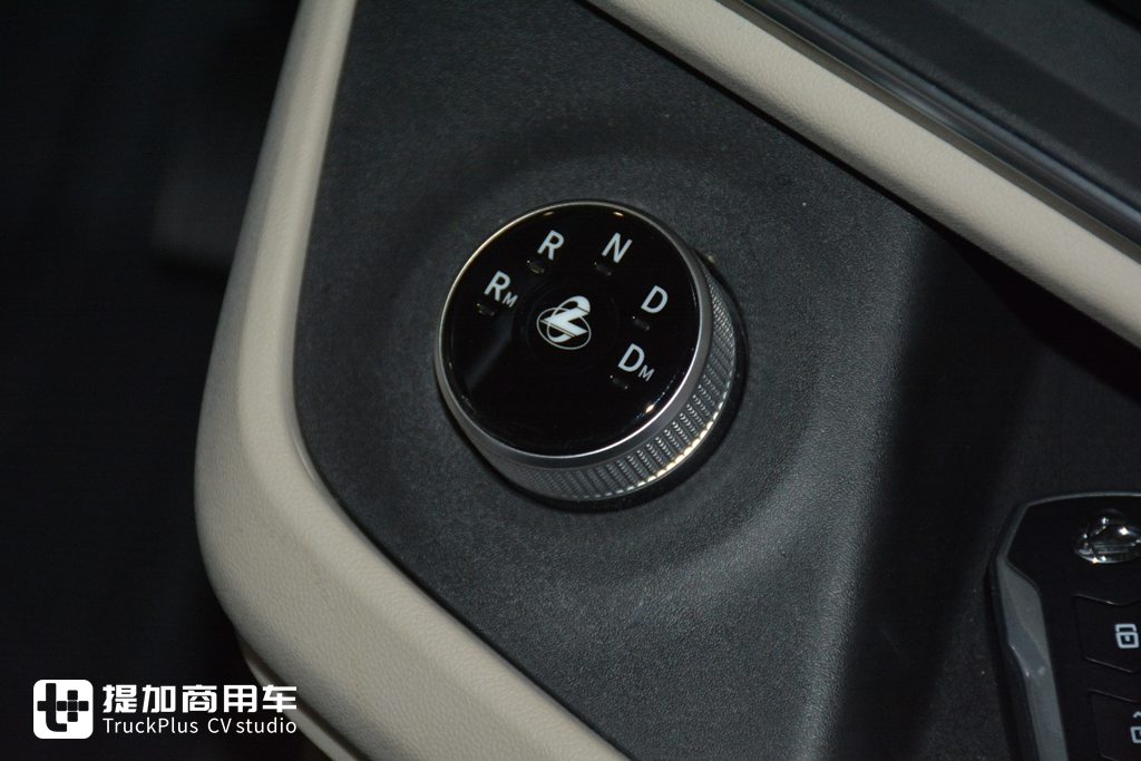 节气5%,高端燃气车新体验,乘龙HK 630马力LNG牵引车实拍 - 第12张 - 提加商用车网 节气5%,高端燃气车新体验,乘龙HK 630马力LNG牵引车实拍 - 第12张