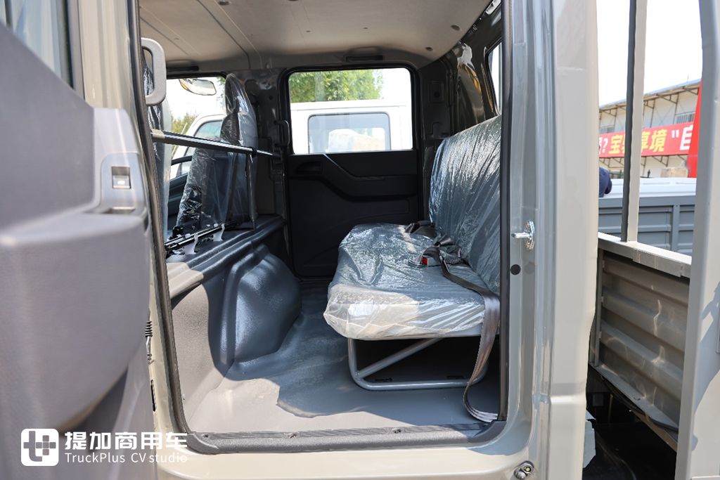 宽体驾驶室,高端双排轻卡的标杆,实拍庆铃五十铃KV100双排轻卡 - 第13张 - 提加商用车网 宽体驾驶室,高端双排轻卡的标杆,实拍庆铃五十铃KV100双排轻卡 - 第13张