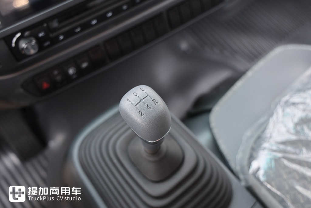 宽体驾驶室,高端双排轻卡的标杆,实拍庆铃五十铃KV100双排轻卡 - 第15张 - 提加商用车网 宽体驾驶室,高端双排轻卡的标杆,实拍庆铃五十铃KV100双排轻卡 - 第15张