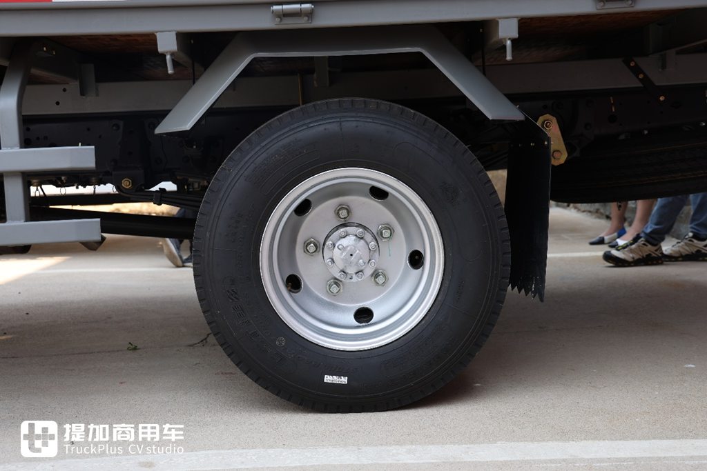 宽体驾驶室,高端双排轻卡的标杆,实拍庆铃五十铃KV100双排轻卡 - 第16张 - 提加商用车网 宽体驾驶室,高端双排轻卡的标杆,实拍庆铃五十铃KV100双排轻卡 - 第16张