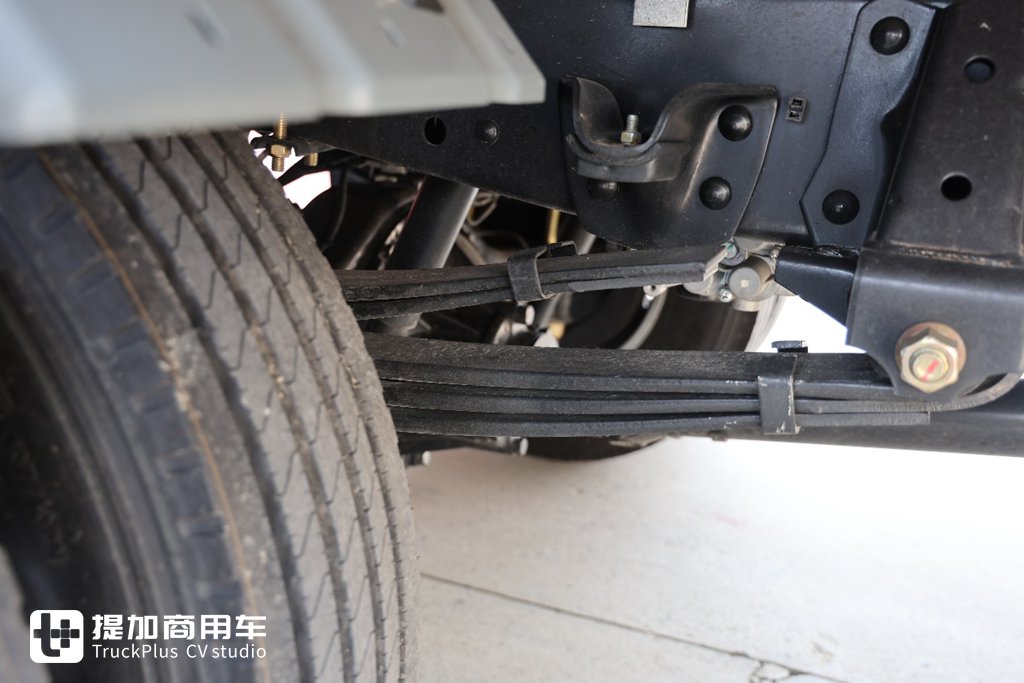 宽体驾驶室,高端双排轻卡的标杆,实拍庆铃五十铃KV100双排轻卡 - 第17张 - 提加商用车网 宽体驾驶室,高端双排轻卡的标杆,实拍庆铃五十铃KV100双排轻卡 - 第17张